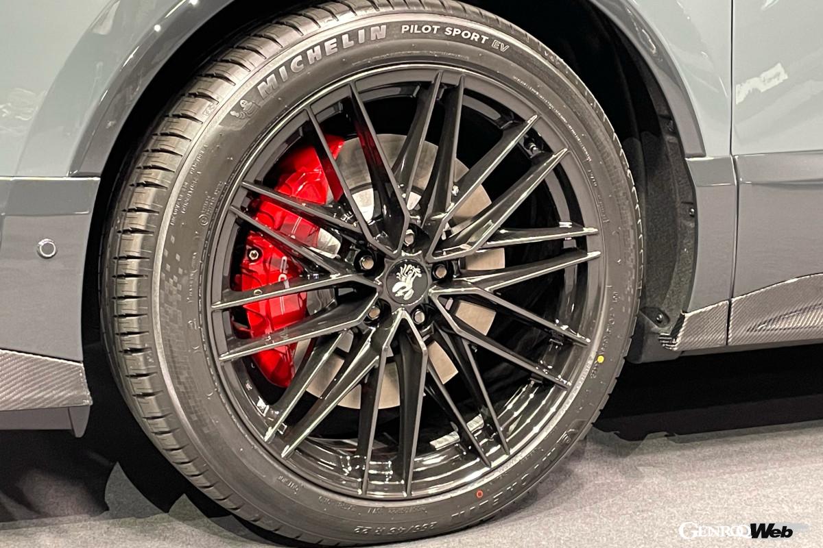 GRMNバージョンも登場。カーボン製のエアロパーツや専用のホイール、ブレーキなどを装着。