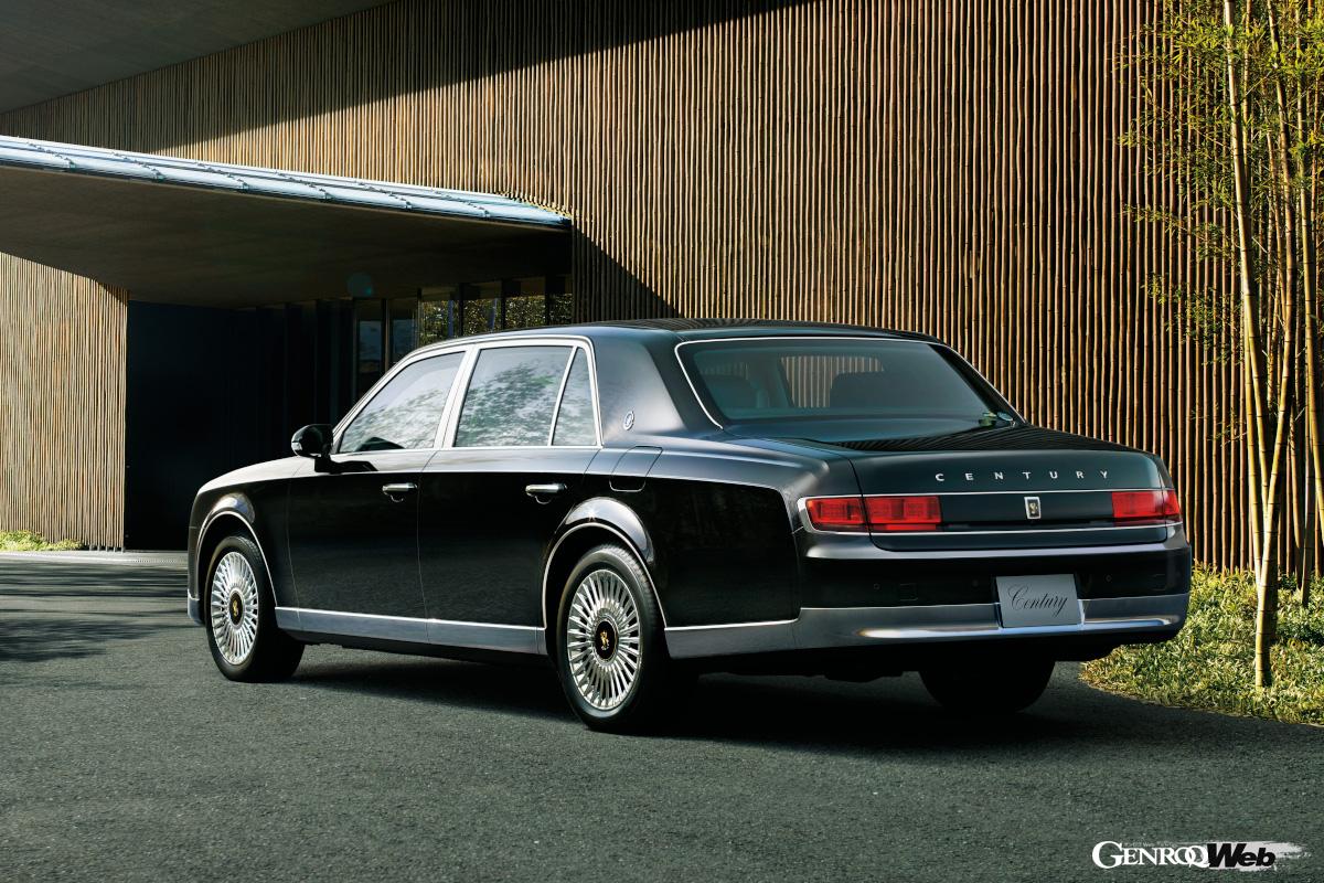 セダン型センチュリーの全長は、SUV型よりも130mm長く、ホイールベースも140mm差となる。搭載されるパワートレインは5.0リッターV8エンジンとモーターを組み合わせたハイブリッドシステムとなる。