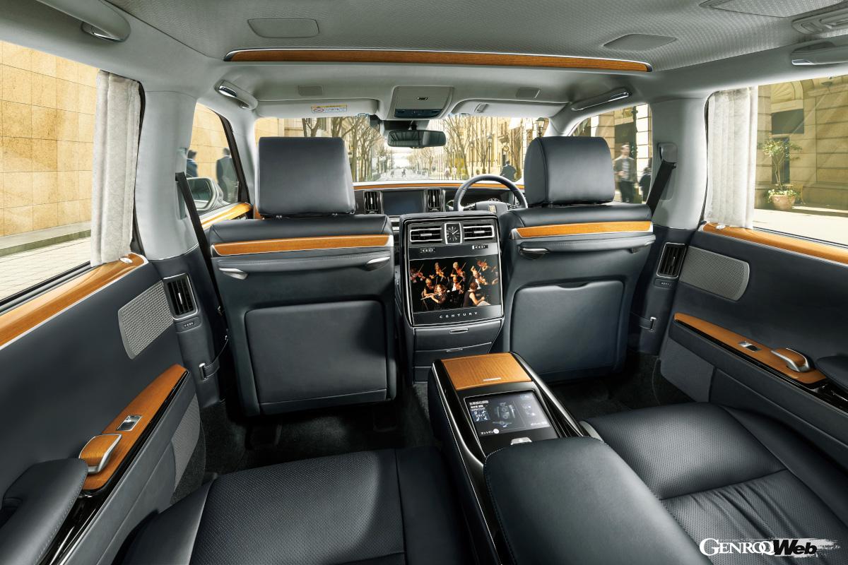 セダン型センチュリーの全長は、SUV型よりも130mm長く、ホイールベースも140mm差となる。搭載されるパワートレインは5.0リッターV8エンジンとモーターを組み合わせたハイブリッドシステムとなる。