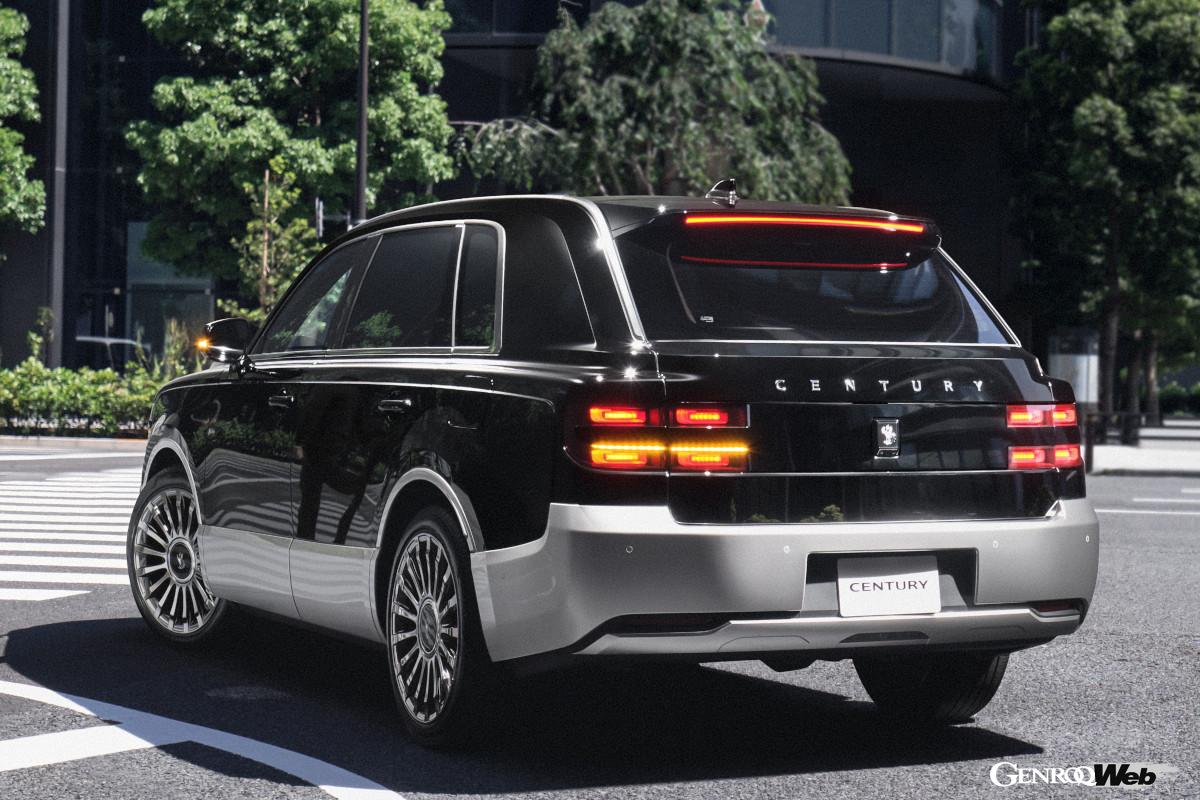 トヨタ センチュリーは全長5205mm、ロールス・ロイス カリナンは5340mm。ともに日本の道路では持て余しそうなサイズだが、センチュリーの全長はセダンタイプより小さく、またカリナンの全長もファントムやゴーストといったセダンタイプよりは控えめだ。