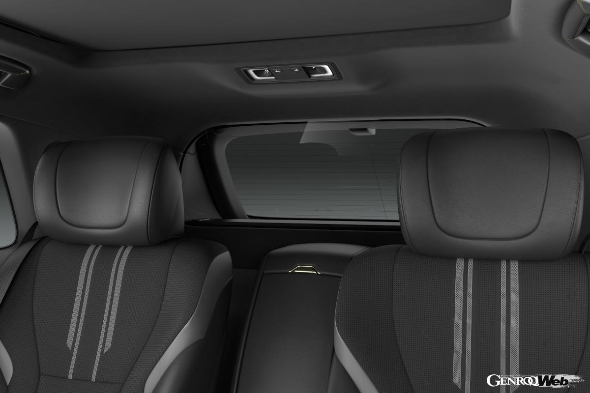 後席とラゲッジルームは壁と窓で完全に区切られています。これによってバルクヘッド部分にサブフレームを追加して剛性を上げることもできました。