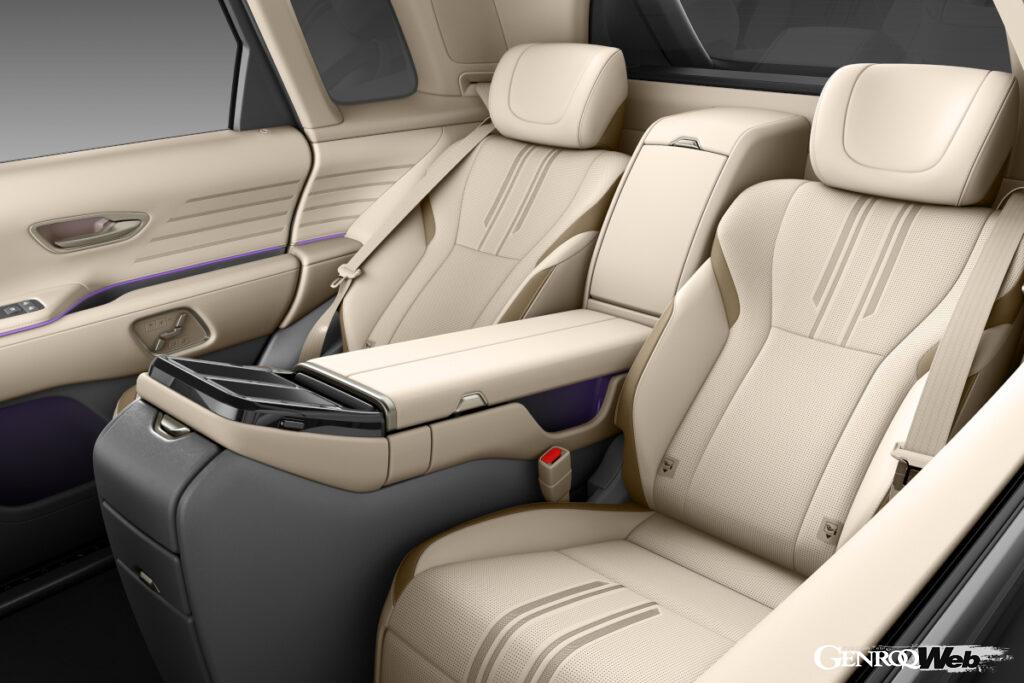 後席は完全セパレートの2名がけ。あえて5人乗り仕様を作らなかったのが新型センチュリーの素晴らしさ。