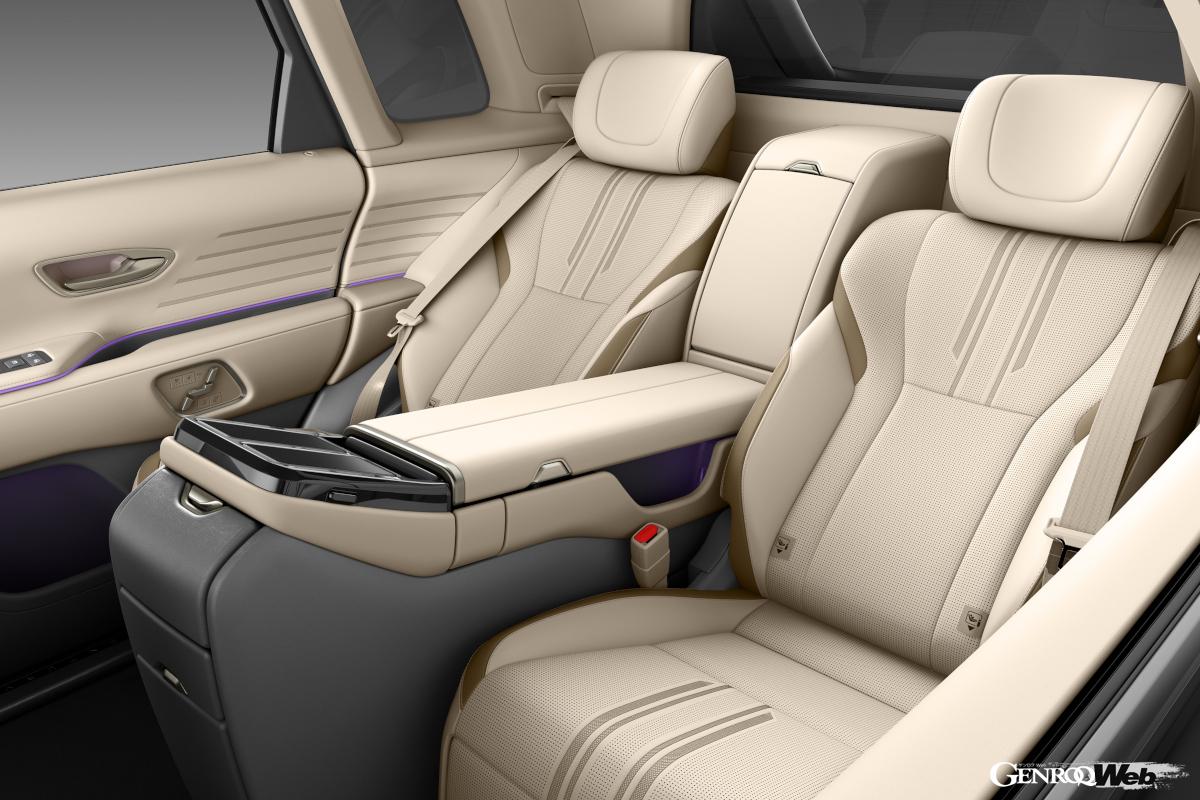 後席は完全セパレートの2名がけ。あえて5人乗り仕様を作らなかったのが新型センチュリーの素晴らしさ。