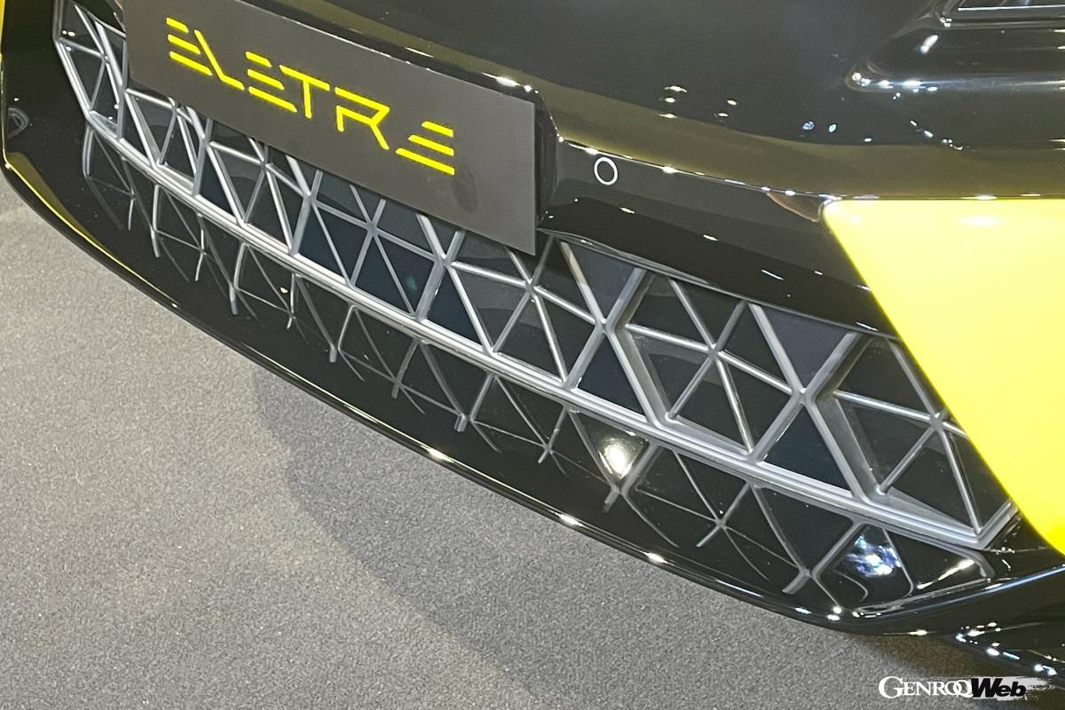 グリル下部は開閉式。必要に応じて開くが、エレトレRでトラックモードを選択すると常に開いた状態になる。