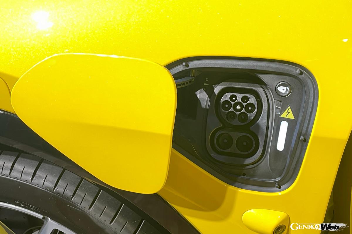 充電口は左フロントフェンダーにある。日本仕様はCHAdeMoの対応する予定だ。