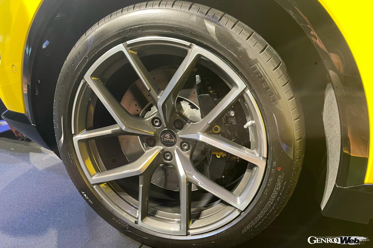 タイヤは22インチ。フロントブレーキは6ポット、エレトレSトエレトレRはリヤブレーキも6ポットとなる。