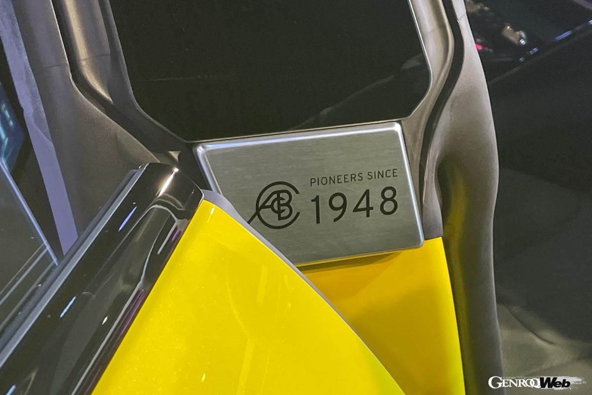 Bピラーには創業年を刻んだプレートが。ドアを閉じると見えなくなる。