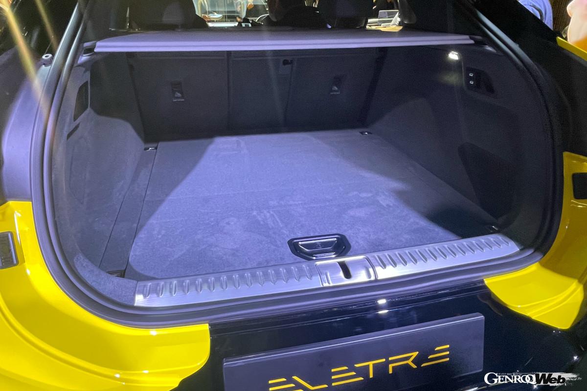 ラゲッジスペースは5人乗り仕様で688L。フロントにも46Lの収納スペースがある。