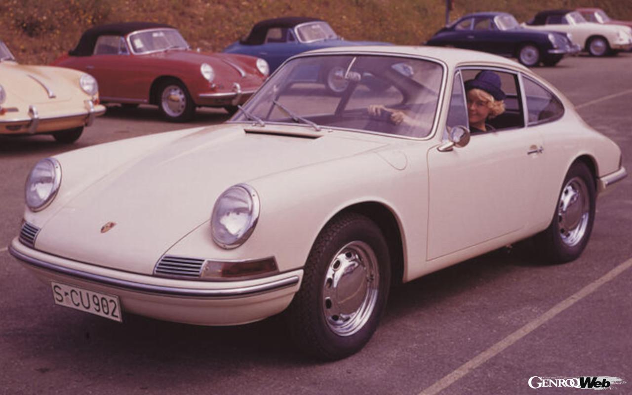 初代911（901型）。排気量1991ccの空冷水平対向6気筒OHVエンジンを後輪車軸より後方に搭載する。このボクサー6＋リヤエンジンの組み合わせは、2023年の現在まで911シリーズに引き継がれている。