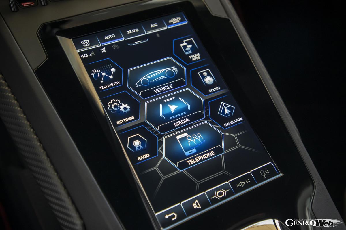 後輪操舵システムやトラクションコントロール、トルクベクタリング、そしてAWDを総合制御するLDVI（ランボルギーニ・ディナミカ・ヴェイコロ・インテグレータ）を採用。ドライビングモードは「ANIMA」スイッチで選択できる。