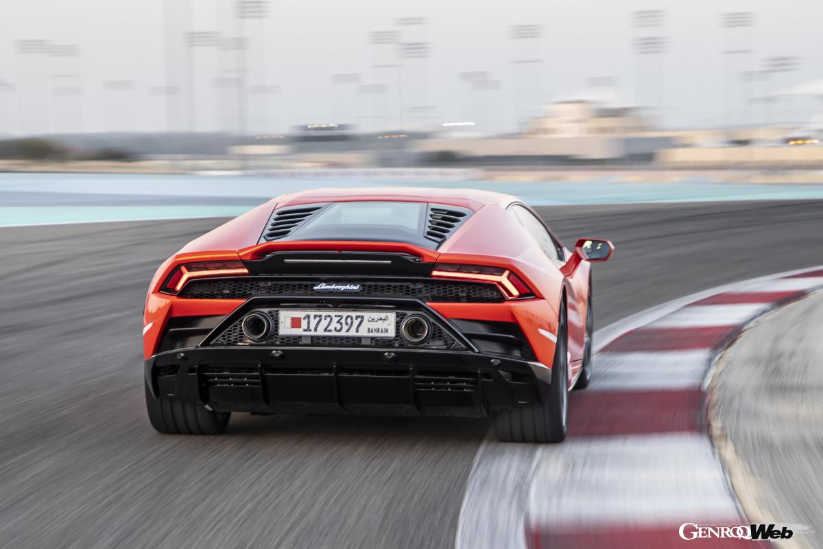 後輪操舵システムやトラクションコントロール、トルクベクタリング、そしてAWDを総合制御するLDVI（ランボルギーニ・ディナミカ・ヴェイコロ・インテグレータ）を採用。ドライビングモードは「ANIMA」スイッチで選択できる。