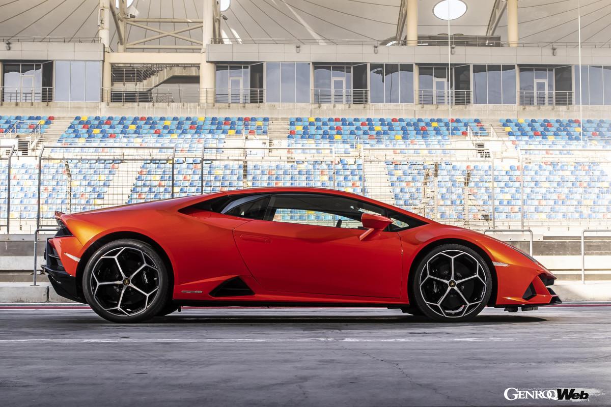 後輪操舵システムやトラクションコントロール、トルクベクタリング、そしてAWDを総合制御するLDVI（ランボルギーニ・ディナミカ・ヴェイコロ・インテグレータ）を採用。ドライビングモードは「ANIMA」スイッチで選択できる。