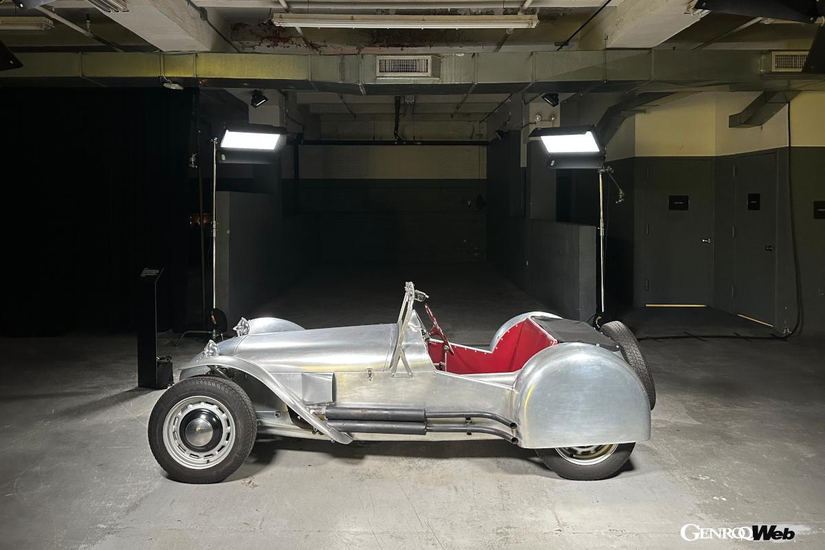 「スタジオ・エメヤ」のルーフトップに展示されたグレーのエメヤ。他にも多くのヘリテージモデルが並んだ。