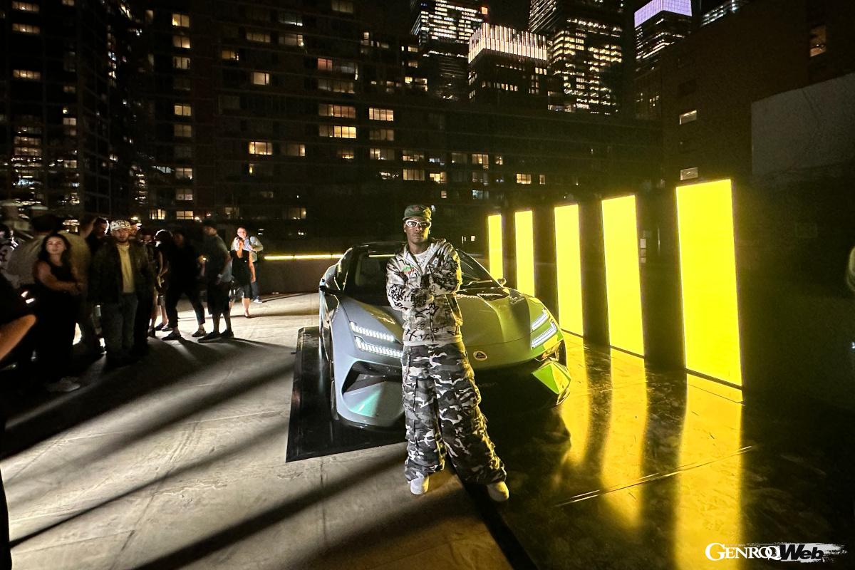 ワールドプレミアはニューヨーク・マンハッタンに用意された「スタジオ・エメヤ」。チェルシーの“自動車修理工場”ビルの特設会場である。