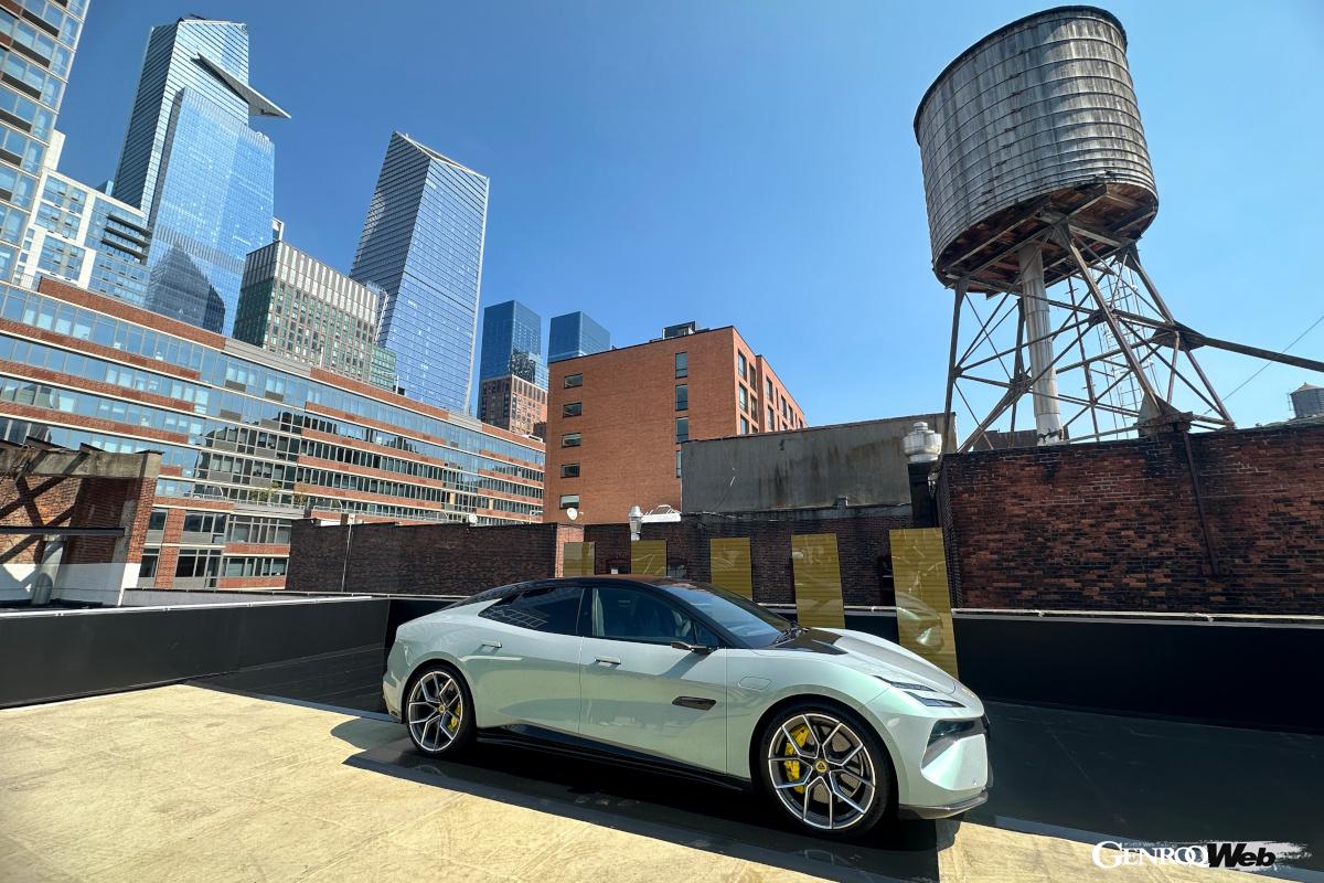 「スタジオ・エメヤ」のルーフトップに展示されたグレーのエメヤ。他にも多くのヘリテージモデルが並んだ。