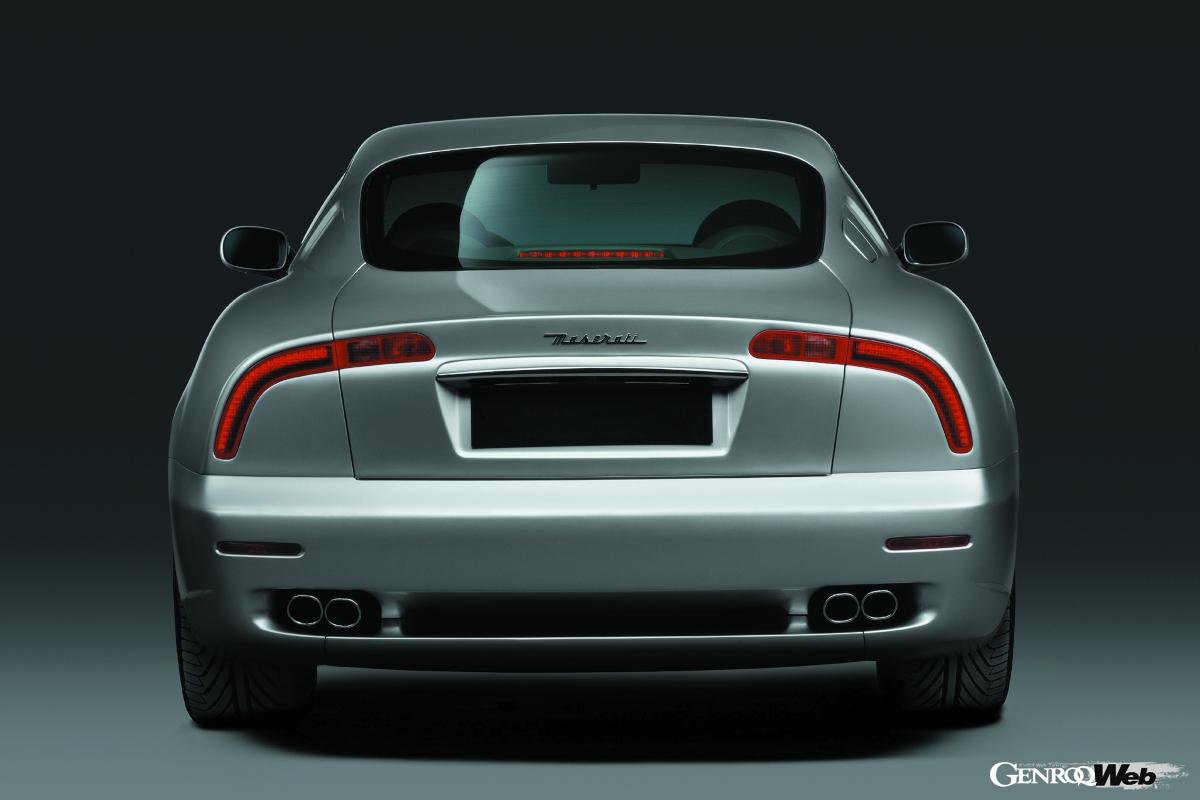 前期型で最大の特徴といえるブーメラン型のLEDリヤランプは世界初という。