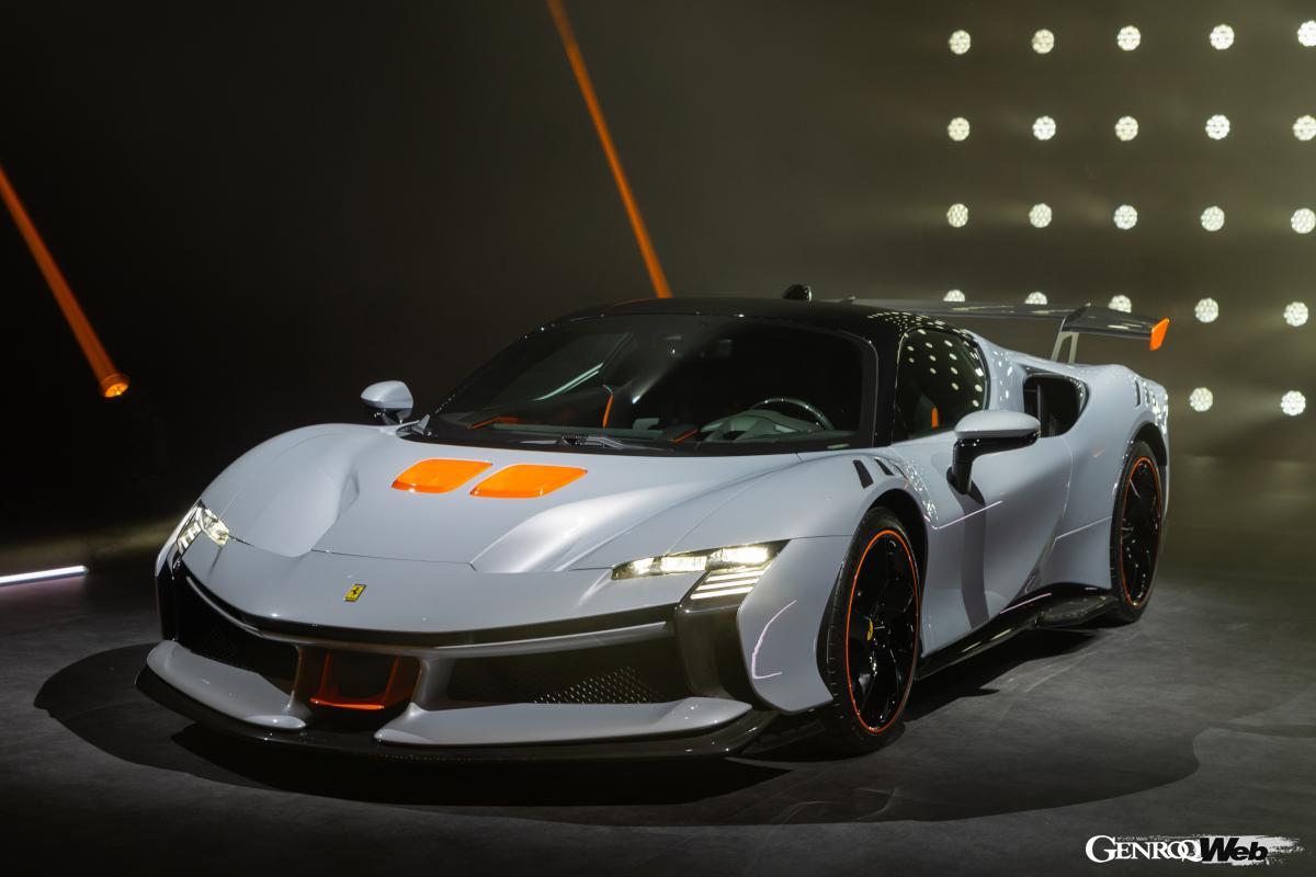 最高出力はSF90 ストラダーレの30PS増となる1030PS。フェラーリの新たなパフォーマンスベンチマークへと到達した。F50以来となる固定式リヤウイングを採用したこともトピックだ。