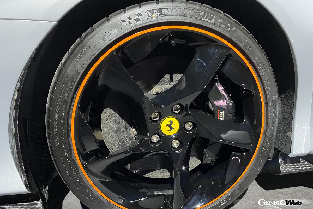 最高出力はSF90 ストラダーレの30PS増となる1030PS。フェラーリの新たなパフォーマンスベンチマークへと到達した。F50以来となる固定式リヤウイングを採用したこともトピックだ。