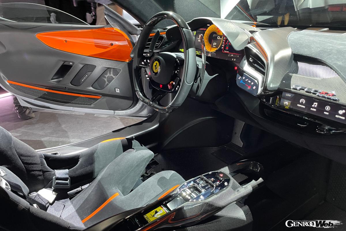 インテリアデザインは、レーシングカーのコクピットをイメージ。ドアパネルセンター部に配置された3つのルーバーは、ホイールアーチのエアベントと同じデザインテーマとなっている。