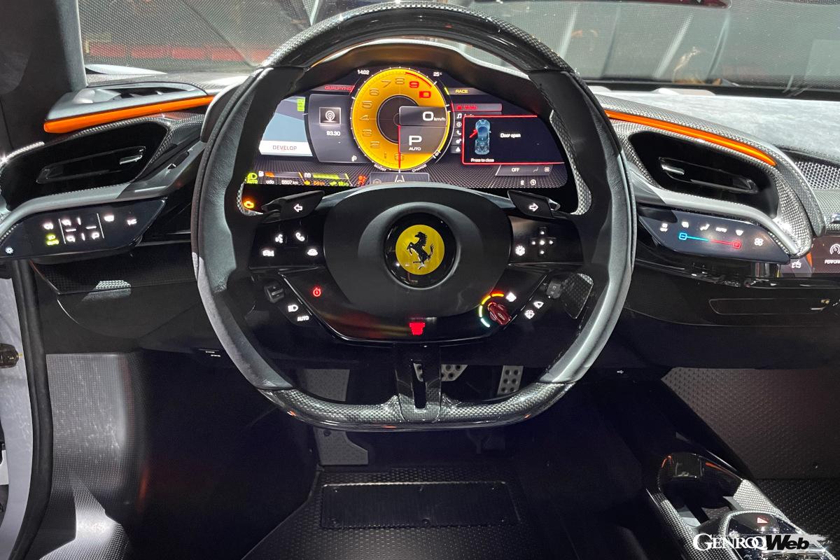 インテリアデザインは、レーシングカーのコクピットをイメージ。ドアパネルセンター部に配置された3つのルーバーは、ホイールアーチのエアベントと同じデザインテーマとなっている。