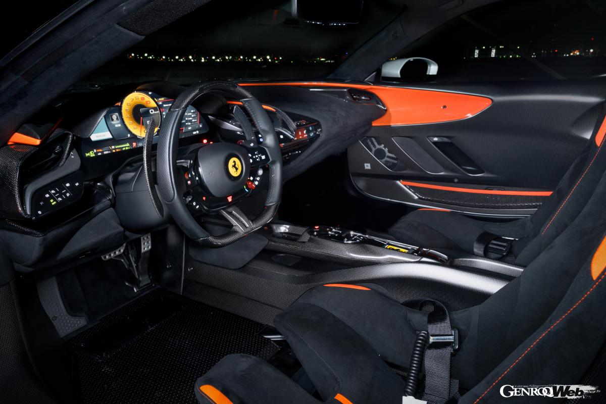 インテリアデザインは、レーシングカーのコクピットをイメージ。ドアパネルセンター部に配置された3つのルーバーは、ホイールアーチのエアベントと同じデザインテーマとなっている。