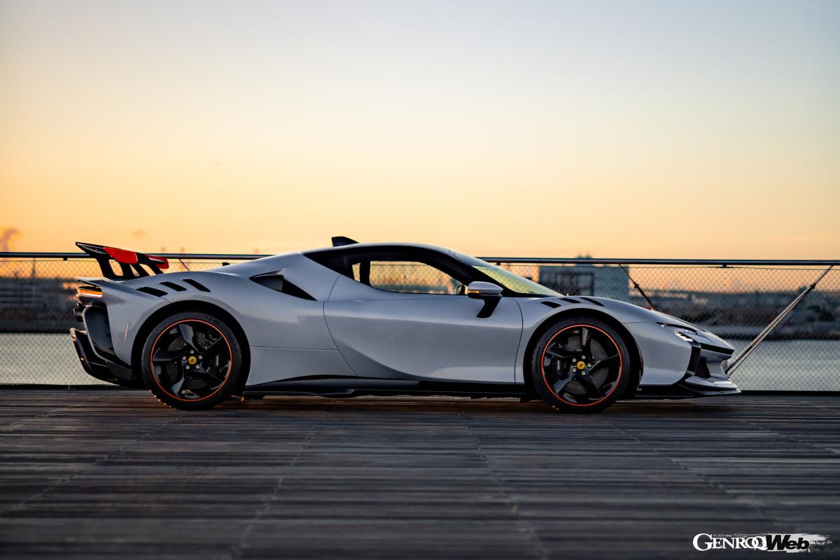 最高出力はSF90 ストラダーレの30PS増となる1030PS。フェラーリの新たなパフォーマンスベンチマークへと到達した。F50以来となる固定式リヤウイングを採用したこともトピックだ。