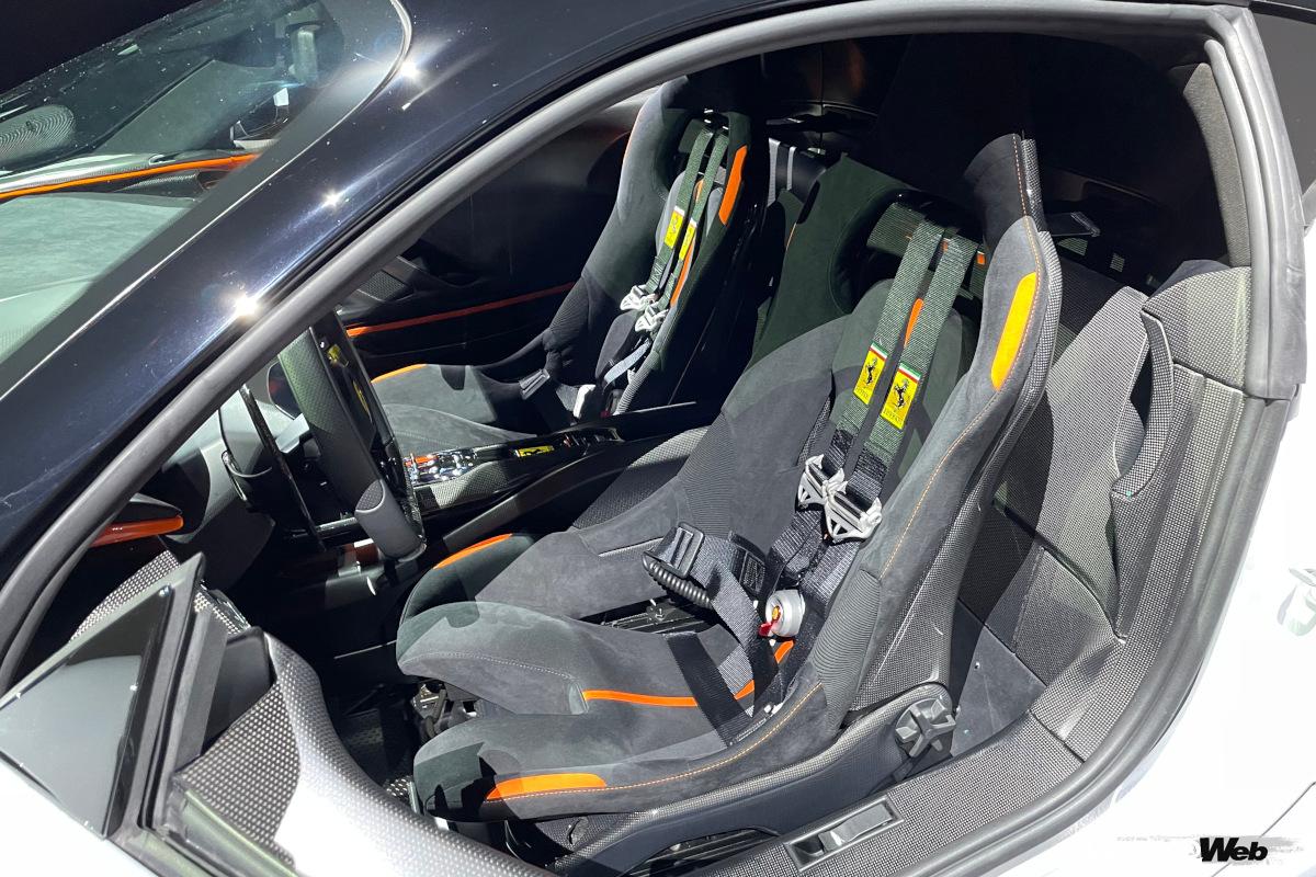 インテリアデザインは、レーシングカーのコクピットをイメージ。ドアパネルセンター部に配置された3つのルーバーは、ホイールアーチのエアベントと同じデザインテーマとなっている。