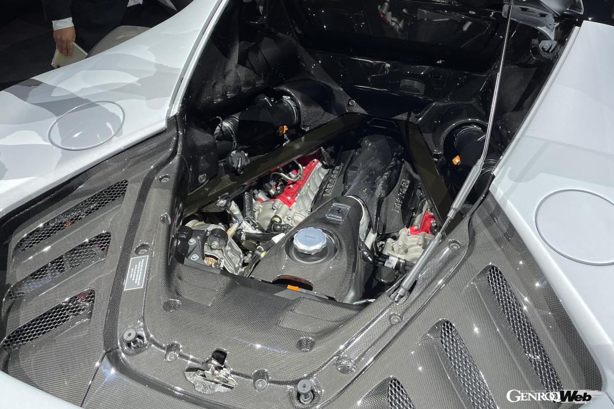 最高出力はSF90 ストラダーレの30PS増となる1030PS。フェラーリの新たなパフォーマンスベンチマークへと到達した。F50以来となる固定式リヤウイングを採用したこともトピックだ。