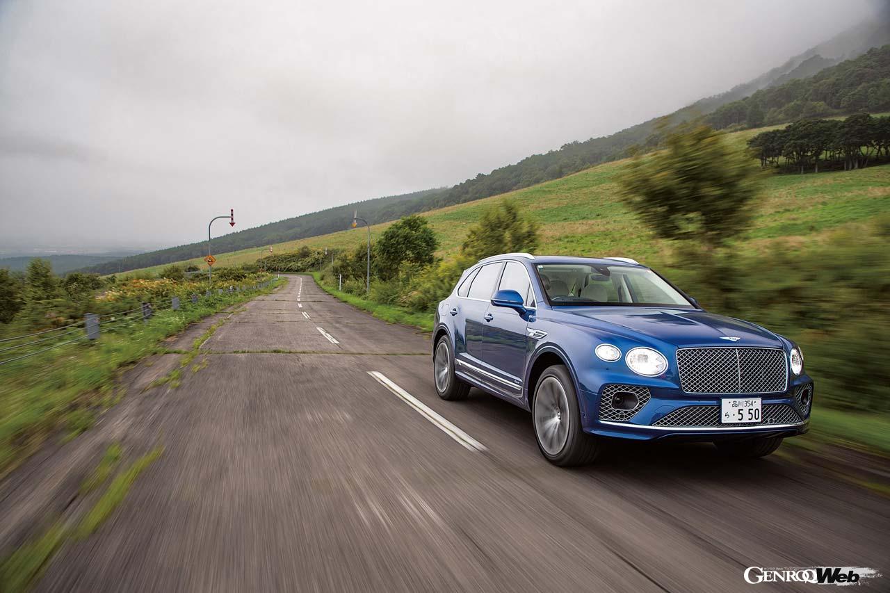 北海道らしい雄大な景色を走るベンテイガ アズール。スポーティな走りも魅力である。
