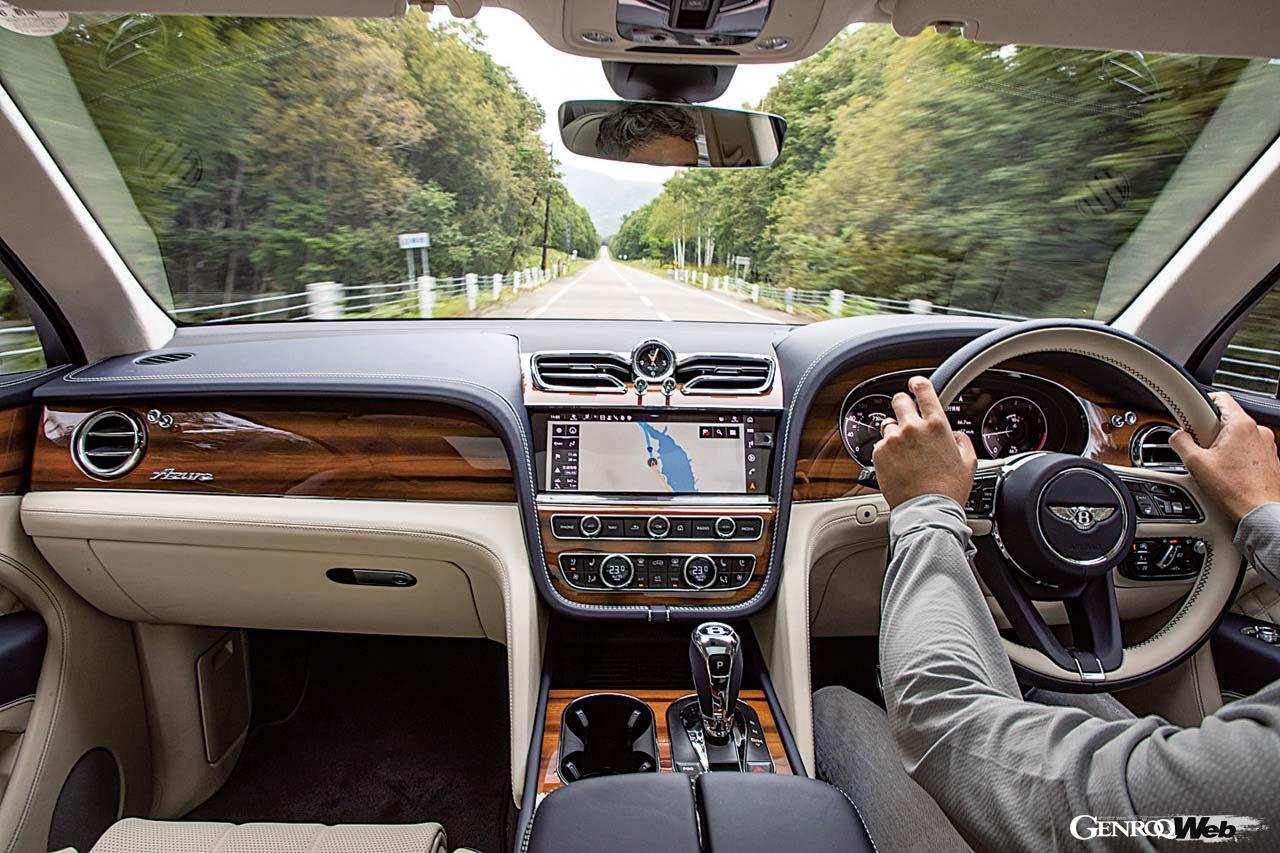 森の中の一本道をひた走る。快適な乗り心地とアップダウンを物ともせずスムーズにまわるトルキーな4.0リッターV8ツインターボエンジンの「ベンテイガ アズール」に心奪われた。