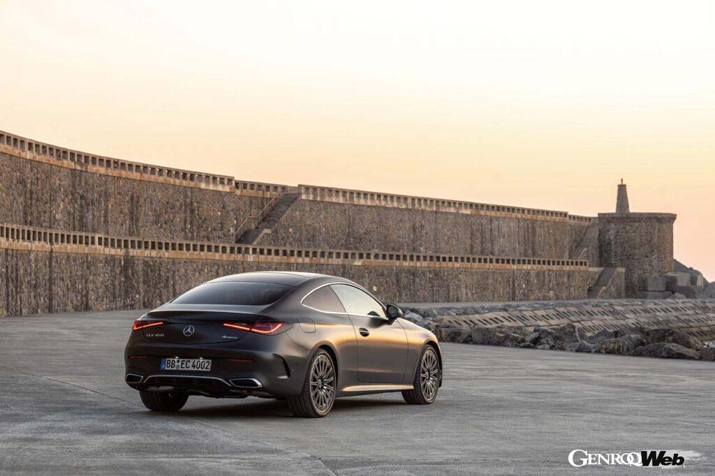 Bピラーから後方を絞り込むことで、リヤフェンダーの力強さが際立ち、末広がりで安定感のあるリヤビュー。