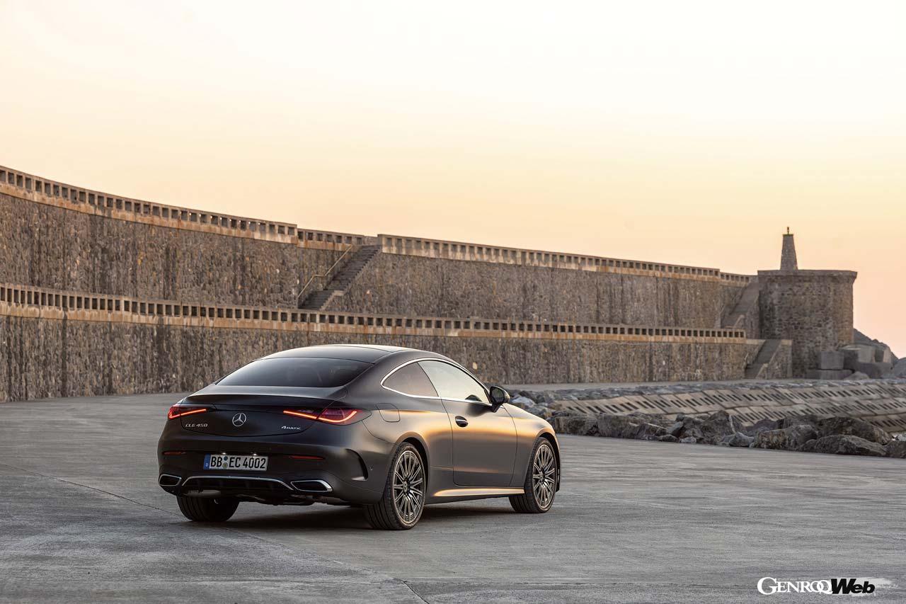 Bピラーから後方を絞り込むことで、リヤフェンダーの力強さが際立ち、末広がりで安定感のあるリヤビュー。