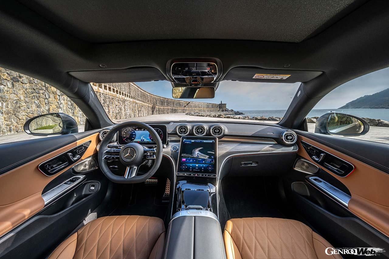 センターコンソールの操作系が運転席側に傾斜したドライバーズオリエンテッドなインパネデザインを採用している。