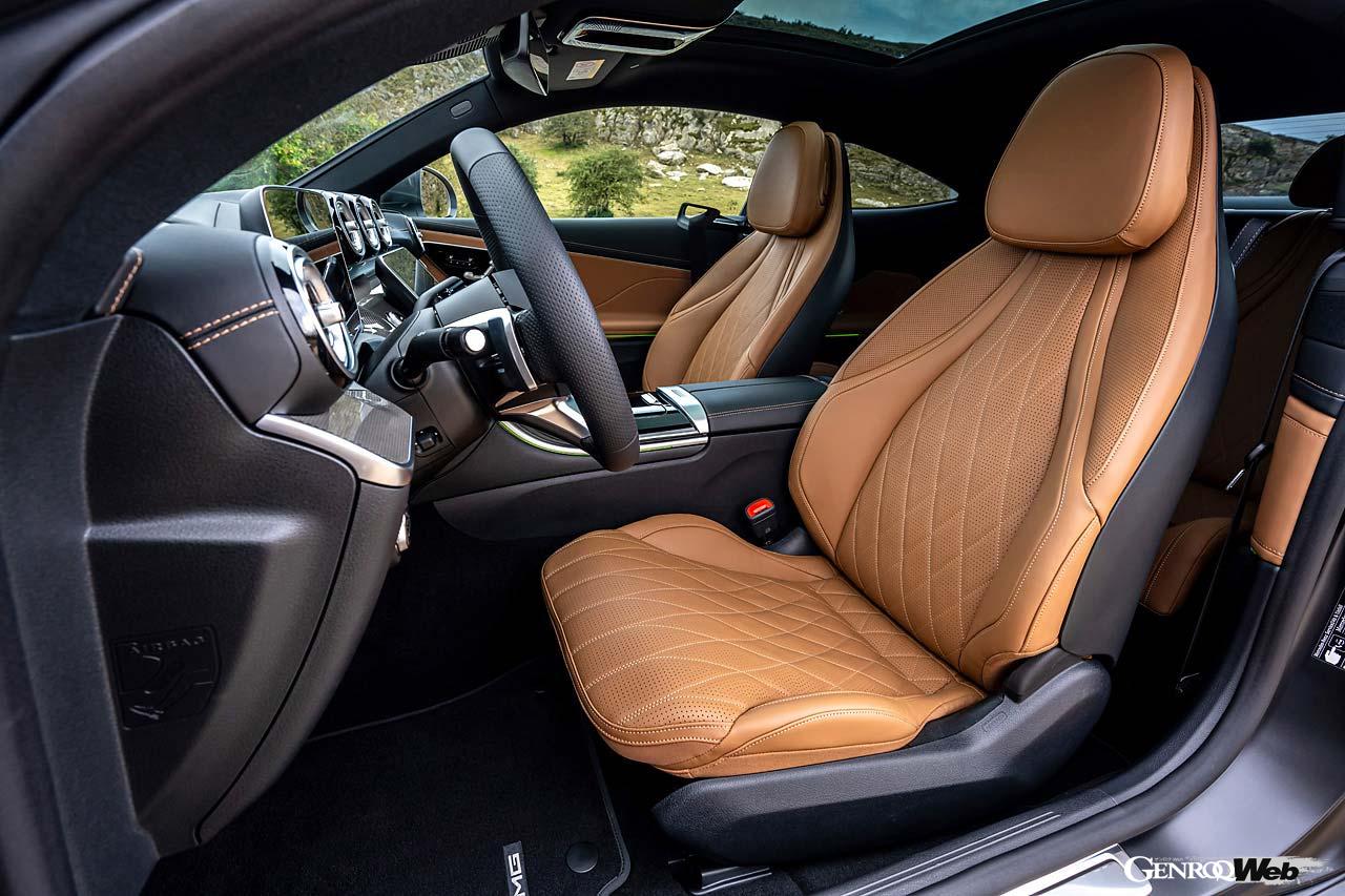 身長175cmの筆者でも問題なく使えるリヤシートを装備。閉塞感もあまり感じない。