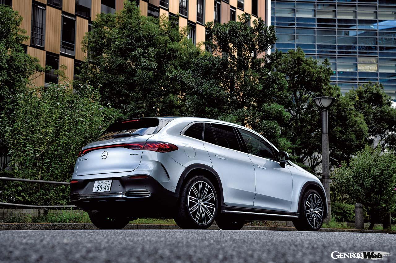 EQE SUVのエアロダイナミクスと堅牢なボディが効いているのか、走り出してすぐにその静粛性に感心した。