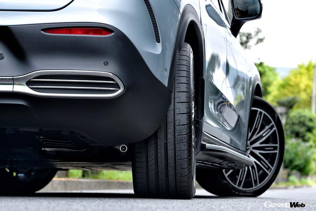 最大10度の切れ角を持つリヤアクスルステアリングを標準装備。走行状況によりフロントのeATSをクラッチで切り離して、一時的に後輪駆動にするDCU（ディスコネクトユニット）を採用する。