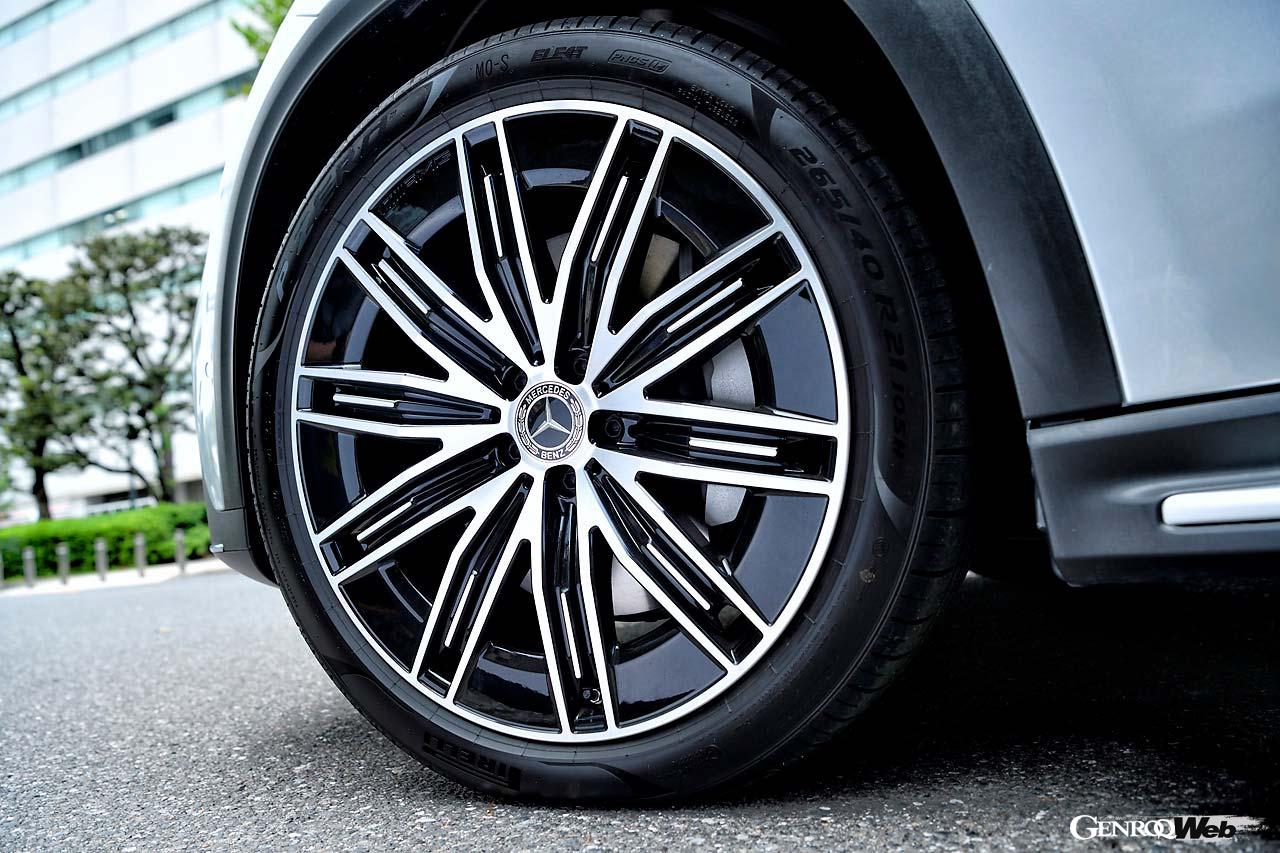 最大10度の切れ角を持つリヤアクスルステアリングを標準装備。走行状況によりフロントのeATSをクラッチで切り離して、一時的に後輪駆動にするDCU（ディスコネクトユニット）を採用する。