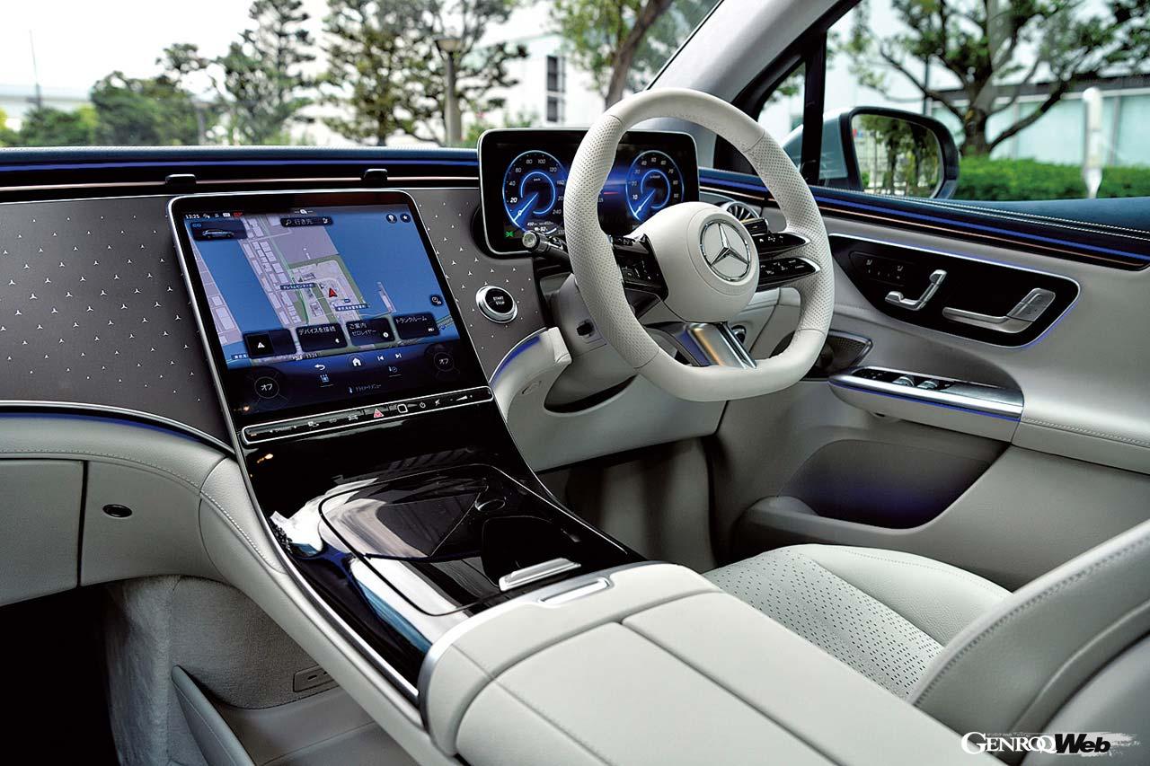 12.3インチのコクピットディスプレイと17.7インチのメディアディスプレイ、12.3インチのフロントディスプレイで構成されるMBUXハイパースクリーンはオプションで設定される。リヤアクスルステアリングの作動状況もモニター上で確認できる。