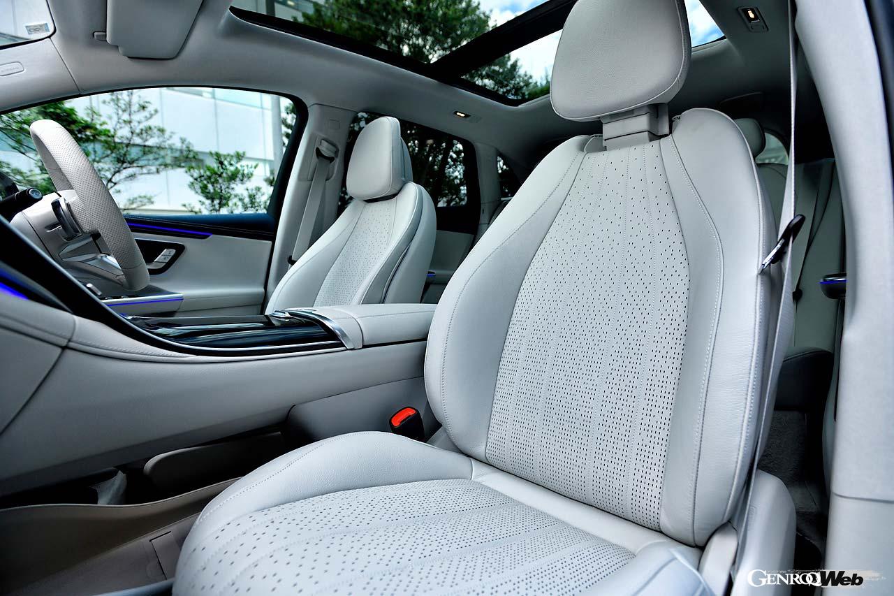 EQE 350はサポート性に優れるスポーツシートが標準装備される。後席は大人がゆったりと長時間寛げる居住性だ。