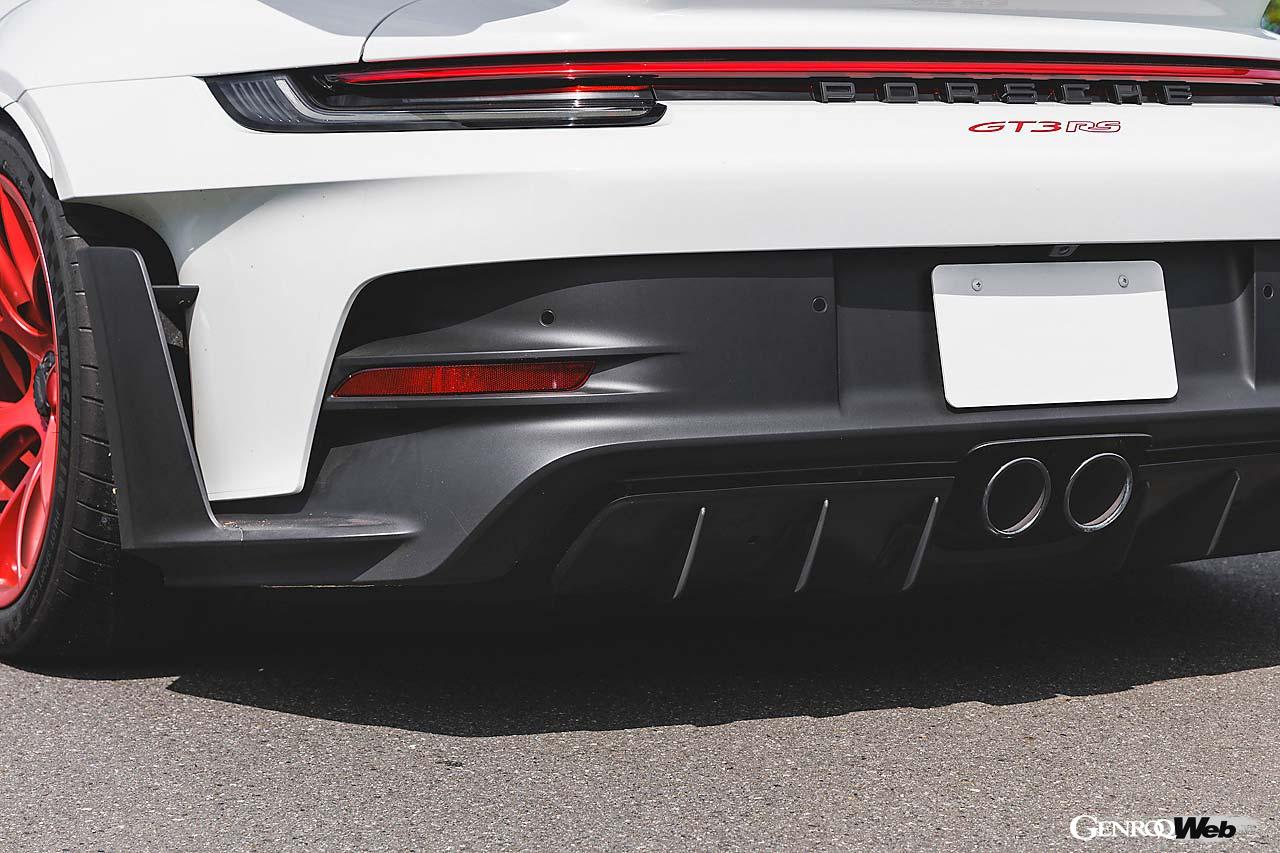 タイヤの後ろにサイドスプリッターを備え、大型のディフューザーなどバンパー形状は他の911とはまるで異なる。マフラーはセンター2本出しのスポーツエキゾーストだ。