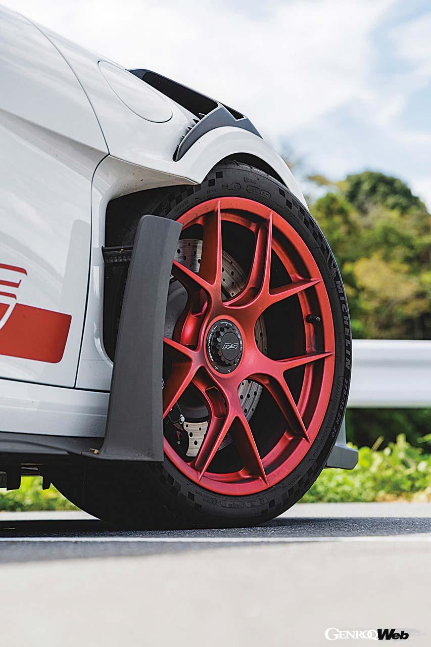 センターロックホイールはアルミニウムとマグネシウムの混合素材。ブレーキはPCCBではなくスチールローターが標準。