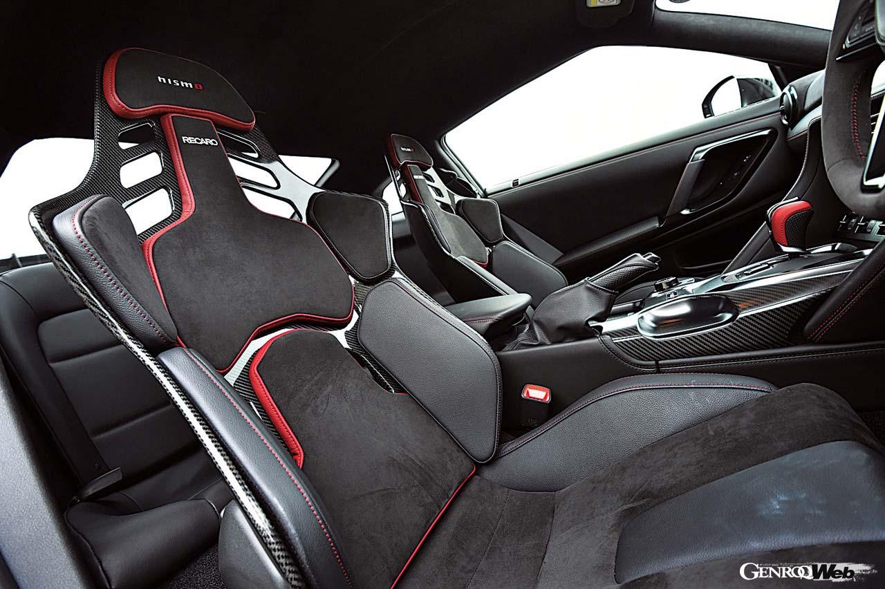 NISMOのMY24から新開発のレカロ製カーボンバックバケットシートが採用された。ウレタンパッドの硬度を部位ごとに変えることで、高G旋回時にも身体をしっかりとホールドする。