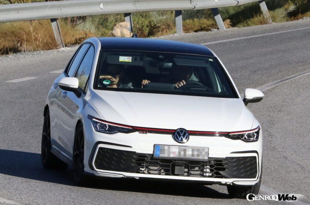 現行GTIよりもゴルフRをイメージさせるフロントグリルとエアインテークにカモフラージュが施されているようだ。