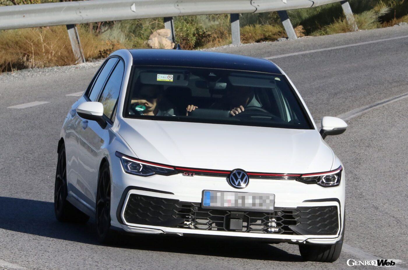 現行GTIよりもゴルフRをイメージさせるフロントグリルとエアインテークにカモフラージュが施されているようだ。