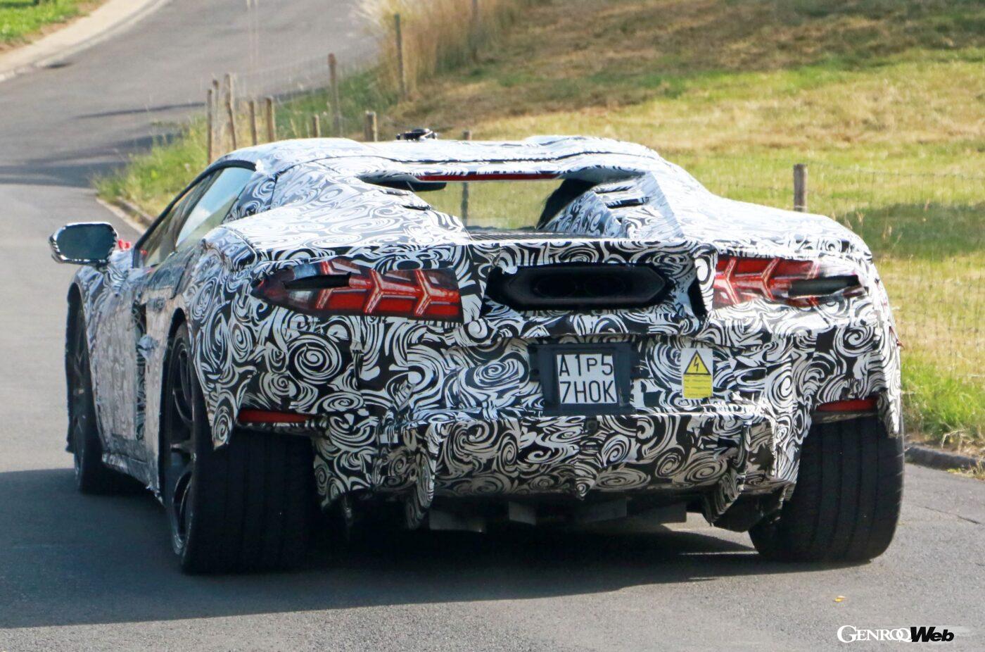 テールには、アヴェンタドール風のステッカーが貼られている。黄色のステッカーから、このプロトタイプが電動ユニットを搭載していることがわかる。