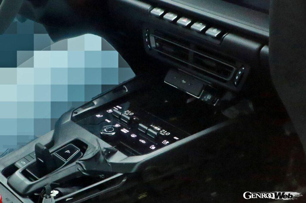 5つの物理スイッチが並んでいるのはポルシェらしさを感じさせる。
