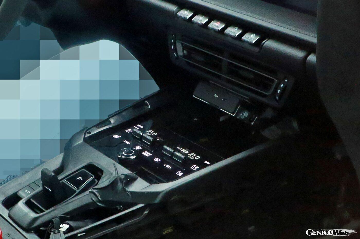 5つの物理スイッチが並んでいるのはポルシェらしさを感じさせる。