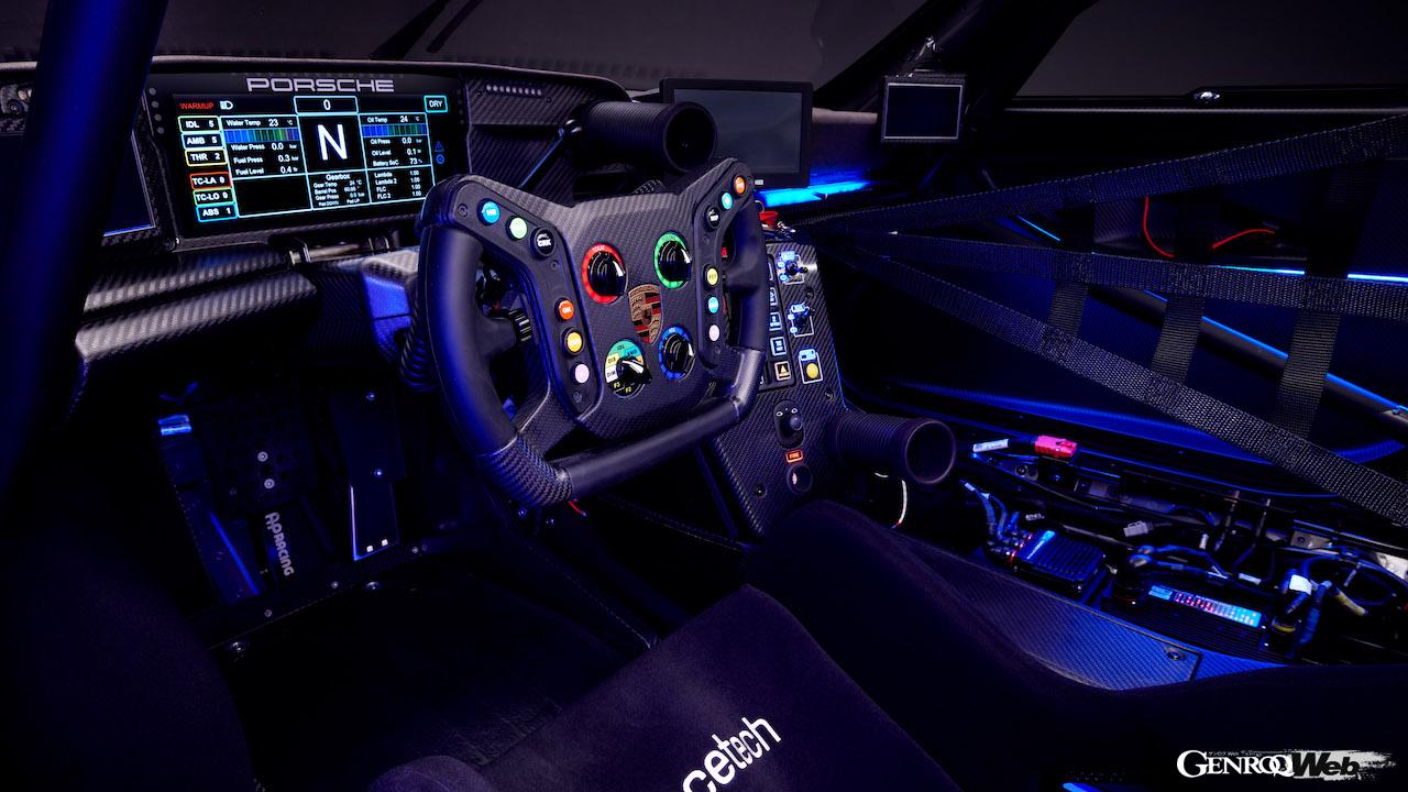 コクピットに採用された専用のアンビエント・ライトは、カラー調整可能なメインヘッドライトと連動している。