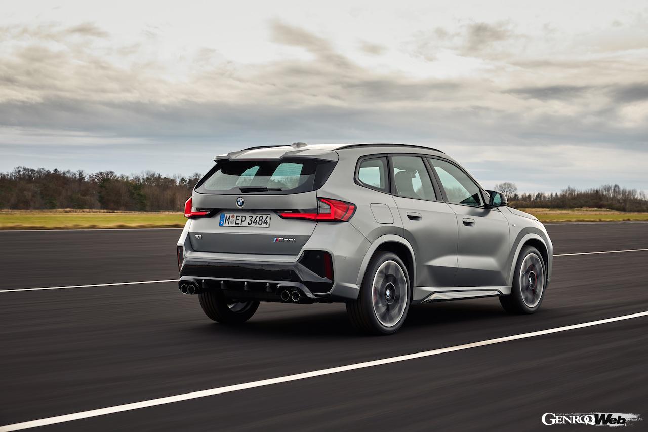 コンパクトSAV初のMパフォーマンス仕様「BMW X1 M35i xDrive」の走行シーン。