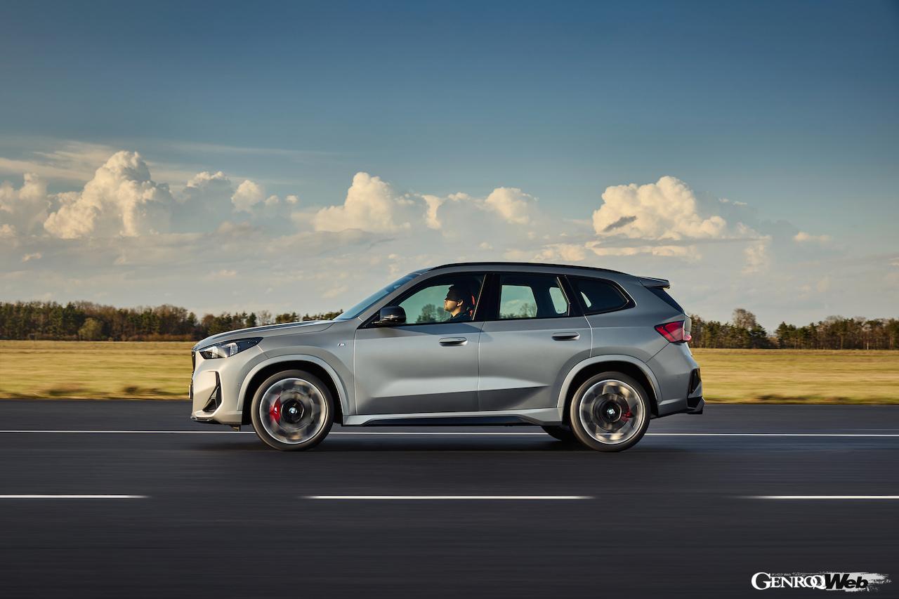 コンパクトSAV初のMパフォーマンス仕様「BMW X1 M35i xDrive」の走行シーン。